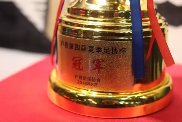 世界名画！文班摘帽之后霸气望向雷霆球馆上空！马刺替补席沸腾！